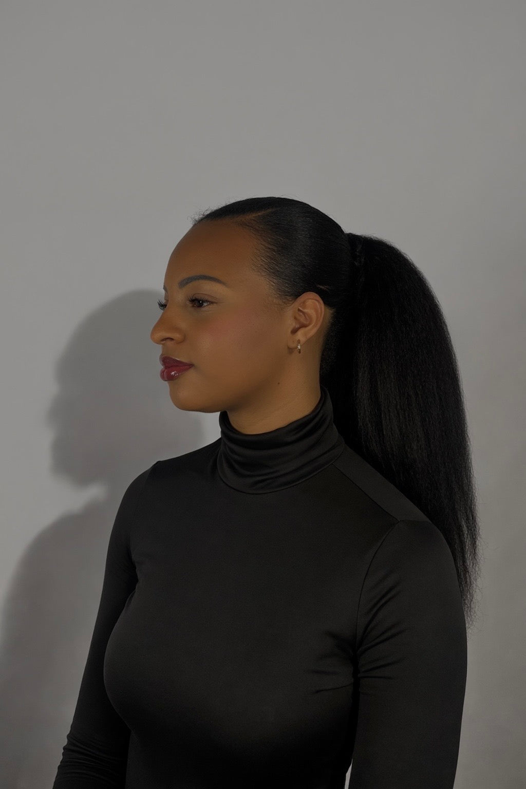 L’Iconique – Ponytail Kinky Straight 16 pouces | Extensions naturelles premium - Thifany Hair Company